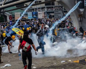 Поліція Гонконгу пригрозила протестувальникам вогнепальною зброєю