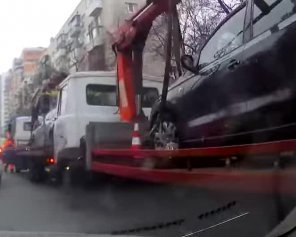 Операция эвакуация. Из центра Киева массово вывозят машины нарушителей