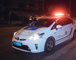 Мужчина попал под колеса автомобиля и упал в кому