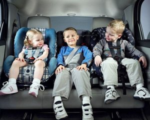 С завтрашнего дня в Украине будут штрафовать водителей за перевозку детей без автокресла