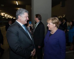 Порошенко зустрівся з Меркель у Парижі