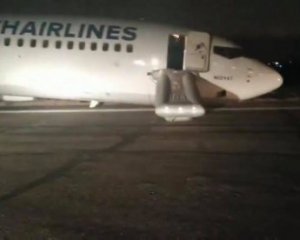 В Одессе при посадке у самолета сломалось переднее шасси