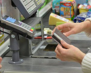 Зняти готівку в касі магазину: економісти пояснили, кому вигідне нововведення