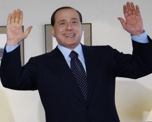 Берлусконі хотів зробити селфі, але потрапив у лікарню