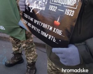 &quot;Тогда их мог спасти хлеб, теперь нас спасет память&quot;: активисты пришли к консульствам России по всей Украине