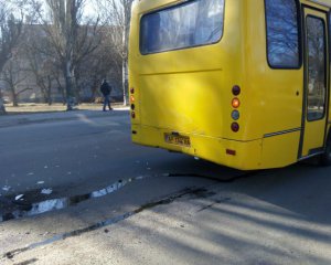 Пасажирка маршрутки випала з салону і померла