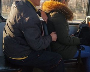 В общественном транспорте заметили извращенца