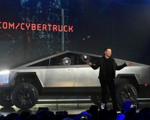 Маск объяснил, почему во время презентации треснуло стекло Cybertruck