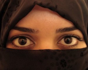 В Судані скасували закон, який забороняв жінкам носити штани й ходити без хіджабу