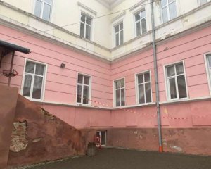 Заборгував за комуналку: подробиці самогубства двірника в школі