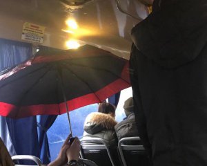 У київських маршрутках пасажири їдуть з відкритими парасольками