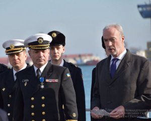 Президент Франції нагородив командувача ВМС України орденом