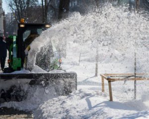 На вулиці Києва виїхала спецтехніка