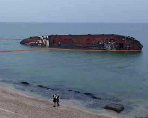 Затонувший танкер в Одессе: самое большое загрязнение наступит во время поднятия судна