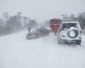 Первый снег вызвал неудобства на дорогах Украины