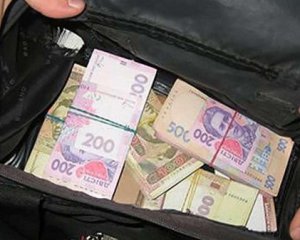 Чоловіка пограбували біля банку: забрали сумку з грошима
