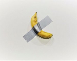 За $ 120 тыс. продали банан, приклеенный к стене скотчем