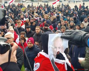 В Минске разорвали портреты Путина