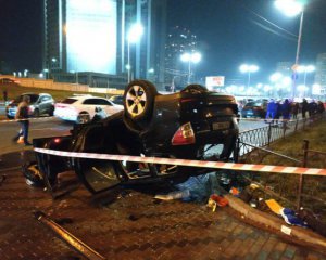 В столице с моста упало авто