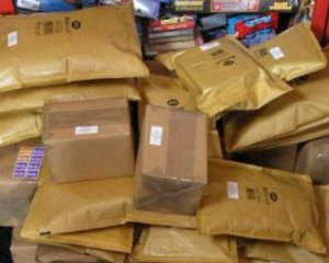 Укрпошта розгрібає мільйон посилок, які українці замовили в &quot;чорну п&#039;ятницю&quot;