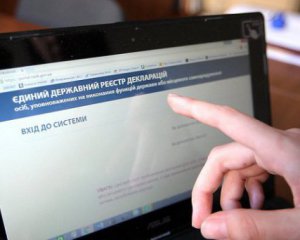 &quot;Дивитися, що в кого є&quot;: працівників НАЗК запідозрили в нишпоренні у деклараціях