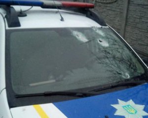 Чоловік розстріляв авто поліцейських