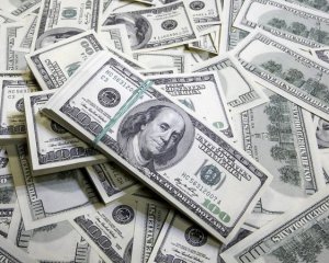Нацбанк снизил курс доллара перед выходными