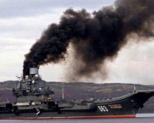 В России сутки горел единственный авианосец: есть жертвы