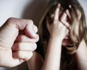 Депутат-педофіл поглумився з 15-річної дівчини