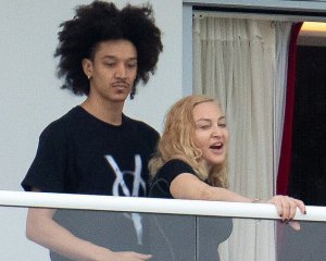 Молодший на 35 років: Мадонну спіймали в обіймах нового бойфренда