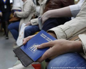 Украинцы будут ездить в Россию по загранпаспорту