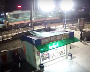 Чоловік і жінка потрапили під потяг - відео аварії