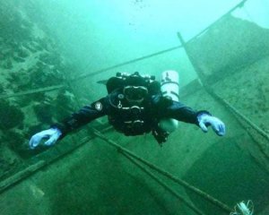 Украинцы установили самую глубокую подводную елку Европы
