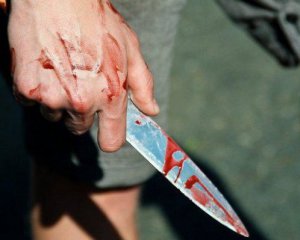 Один помер, троє в лікарні: подробиці різанини на зупинці громадського транспорту