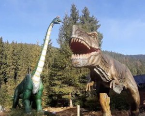 Подвижные тиранозавр и диплодок: в Карпатах открыли парк динозавров
