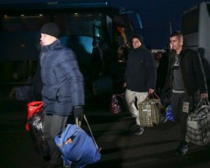 В аеропорту &quot;Бориспіль&quot; колишніх полонених ОРДЛО зустрічають їх родини і президент Зеленський