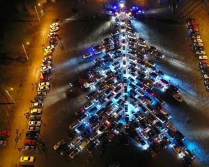 У Києві з&#039;явилася ялинка із сотні автомобілів