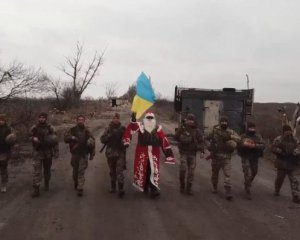 Санта Клаус у бронежилеті: бійці записали оригінальне привітання з передової