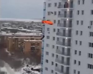 Стрибок парашутистів з 24-поверхівки зняли на відео