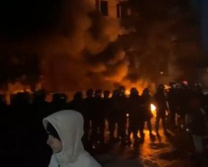 В Каховке из-за резонансного убийства протестующие под отделением полиции жгут шины