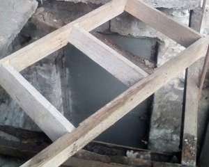 В подъезде многоэтажки под женщиной провалилась бетонная плита