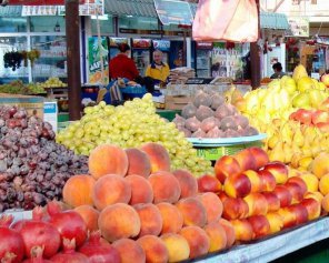 Пояснили, чому базари завалені імпортними фруктами