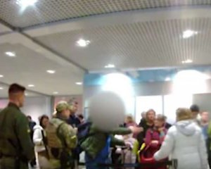 В аэропорту &quot;Борисполь&quot; задержали буйного пассажира. Момент попал на видео
