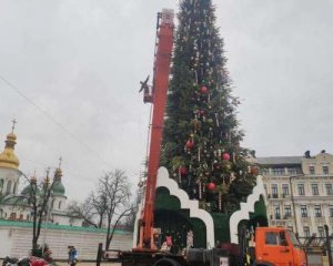 Праздник закончился: коммунальщики демонтируют главную елку страны