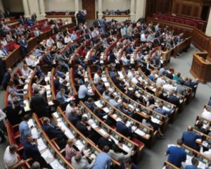 Двоє нардепів відзначилися дивною поведінкою у Раді