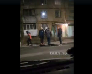 В Харькове подростки громили автомобили и напали на случайного свидетеля