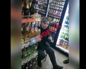&quot;П***й к себе домой&quot;: пьяная продавщица отказалась говорить на украинском с покупателем (18+)