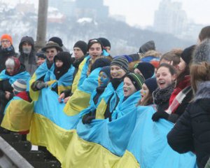 В Киеве образовали живую цепь единства