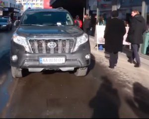 Автохам в Давосе: украинца оштрафовали за парковку на тротуаре