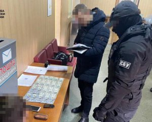 Правоохранители задержали на взятке сотрудника Укроборонпрома